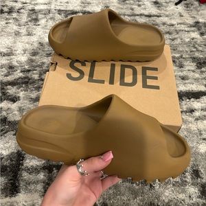 Yeezy slides. Got them as a gift don’t fit my daughter. Size 7